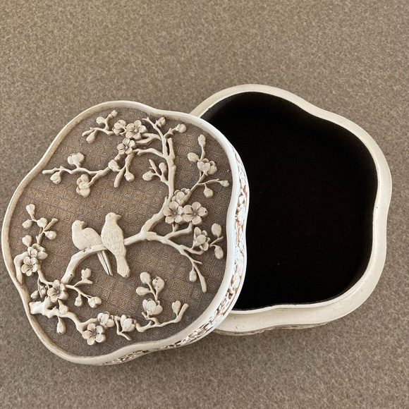 Vintage Carved Resin Cherry Blossoms and Birds 80’s Asian Trinket Jewelry Box - Picture 5 of 7